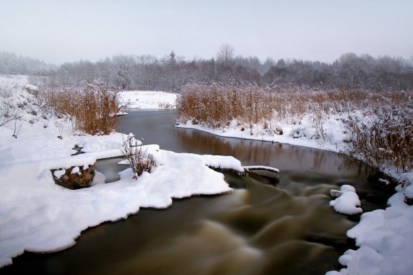 Река под снегом