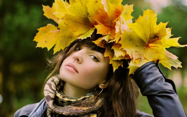 Девушка с осенними листьями