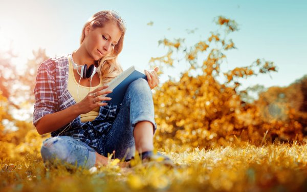 Счастливая женщина осенью