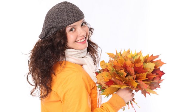 Девушка с осенними цветами