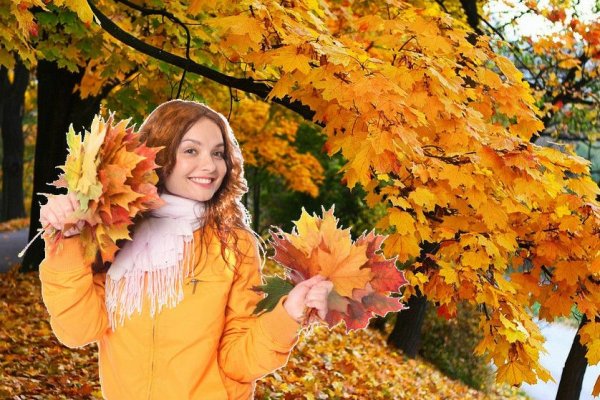 Девушка в листьях осенью