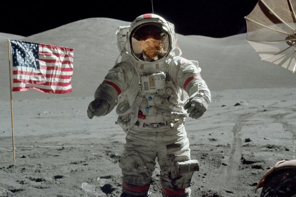 Космонавт Нил Армстронг на Луне