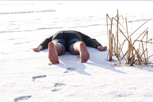 Пьяный мужик в сугробе