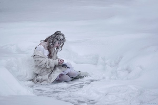 Девочка мёрзнет в снегу