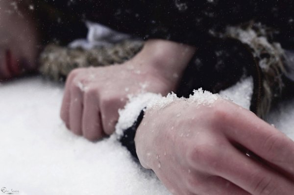 Девушка в сугробе Эстетика