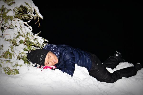 Валяться в снегу