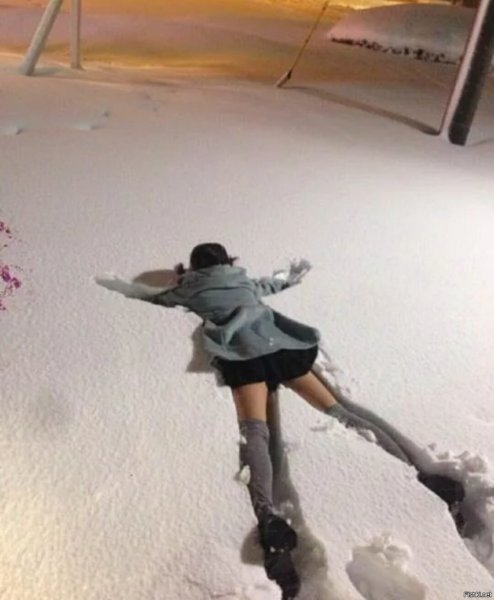 Девушка упала в сугроб