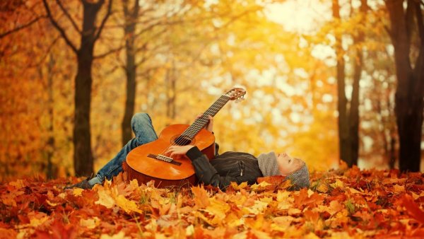 Фотосессия с гитарой осенью