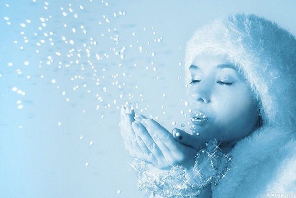 Девушка сдувает снежинки