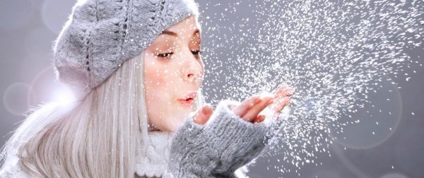 Девушка сдувает снег