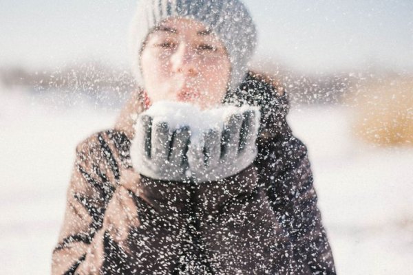 Дует снег с рук