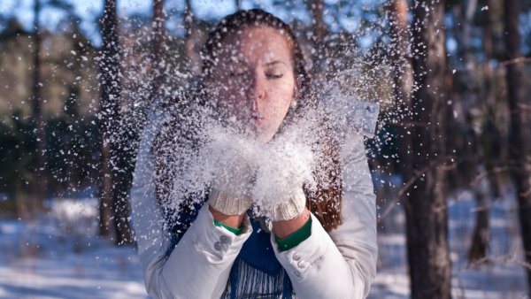 Люди радуются снегу