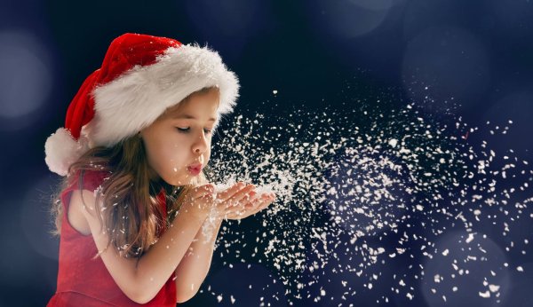 Дети дуют на снежинку