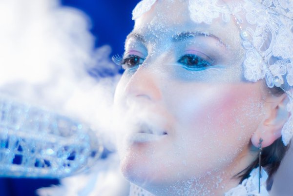 Снегурочка дует на снежинки