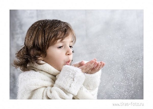 Сдувать снег с ладоней