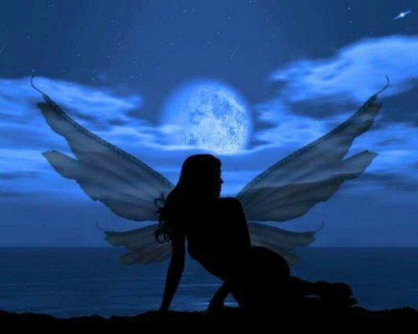 Фея на фоне Луны