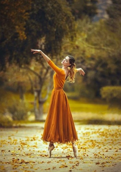 Девушка кружится в платье