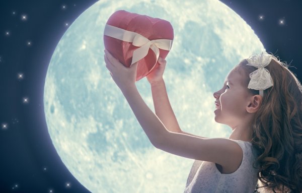 Девочка на Луне