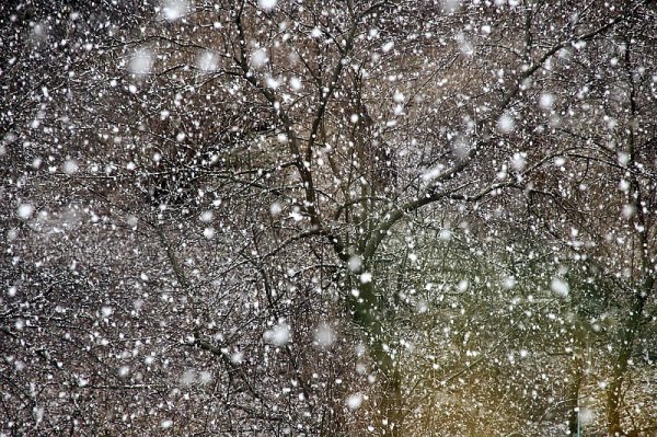 Снег летает