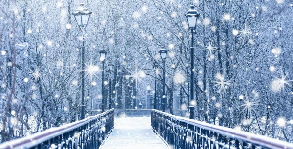 Заснеженный мост с фонарями