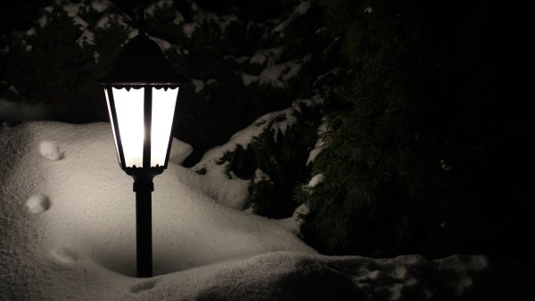 Уличный фонарь и снег