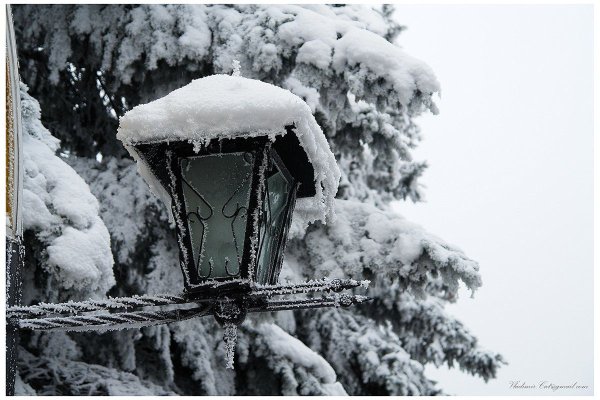 Уличный фонарь и снег