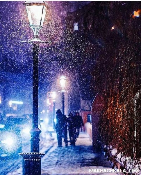 Снежный вечер в городе