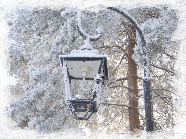 Уличный фонарь и снег