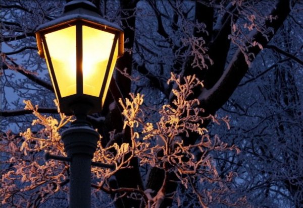 Уличный фонарь ночью