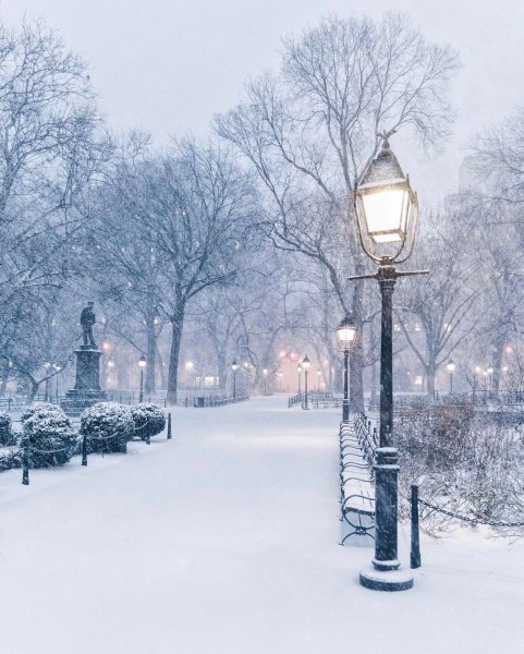 Зимний пейзаж с фонарем