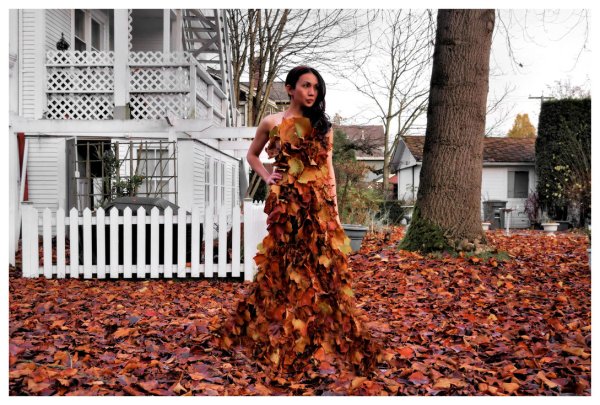 Платье из осенних листьев
