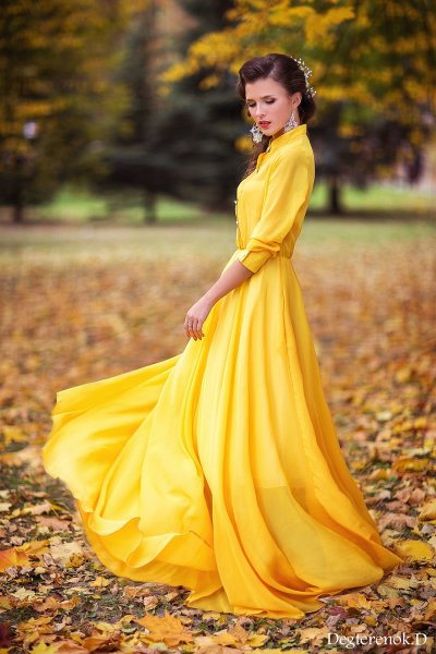 Девушка в желтом платье