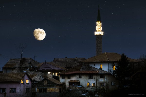 Луна над крышами домов