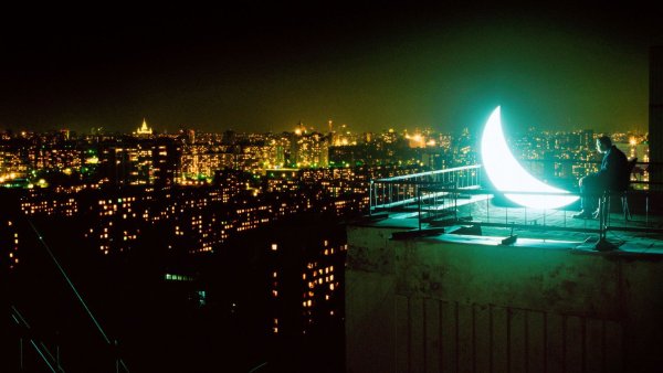 Крыша ночного города с луной