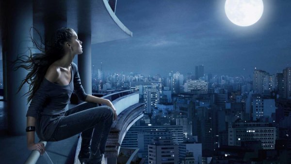 Девушка в лунном свете