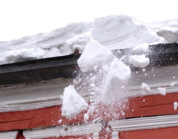 Сход снега и льда с крыш