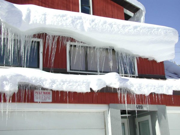 Снег свисает с крыши