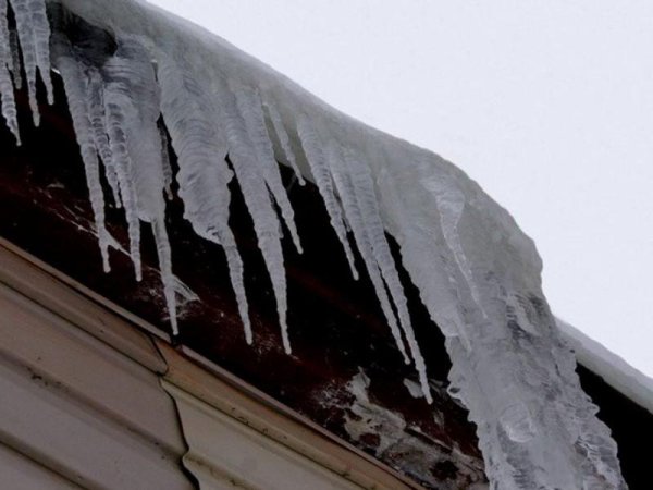 Сход снега с крыши