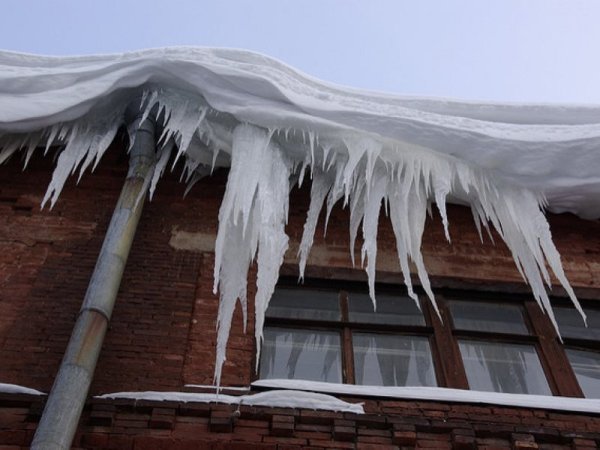 Сход снега и льда с крыш