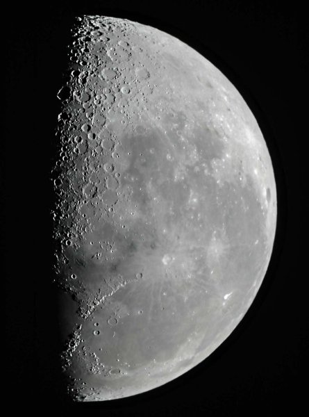 Вид Луны в телескоп