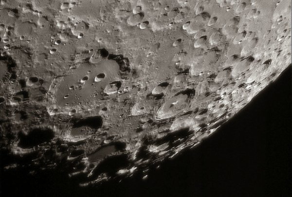 Вид Луны в телескоп