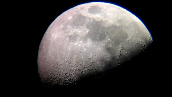 Вид Луны в телескоп