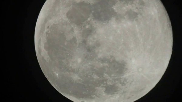 Луна через Хаббл