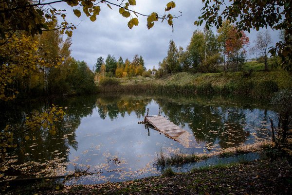 Осень на озере мосток