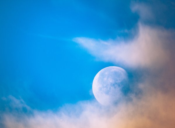 Небо с облаками Луна и солнце