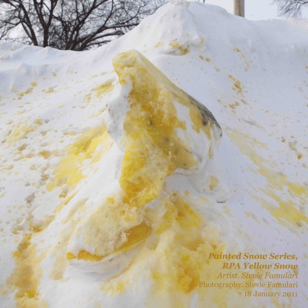 Желтые надписи на снегу