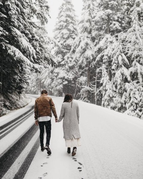 Влюбленные на дороге