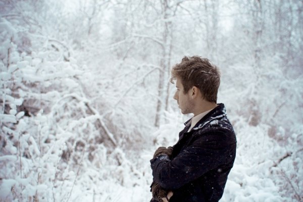 Парень в зимнем лесу