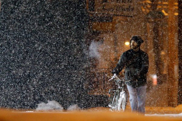 Люди в городе в снегопад