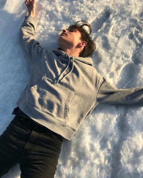 Мужчина в снегу